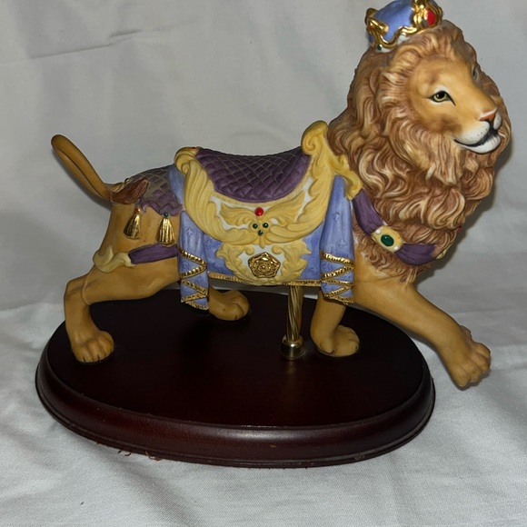 Lenox The Lion Carousel Lion figurine on Wood Base - Picture 1 of 7